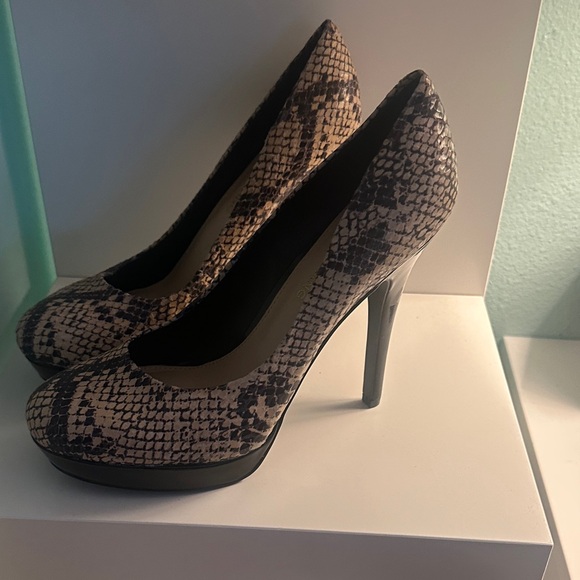 Arturo Chiang Black and Tan Snakeskin Heels - Picture 1 of 4